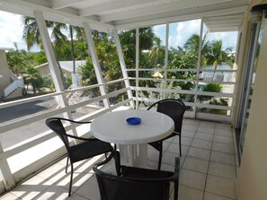 Habitació prèmium, 1 llit de matrimoni gran, pati hawaià, vistes a la llacuna (Kitchenette) | Vista des de l'habitació