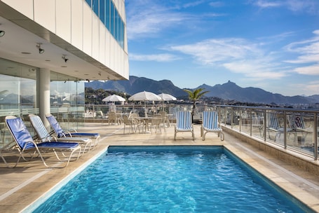 Outdoor pool, pool umbrellas, sun loungers