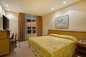 Frigobar, cofres nos quartos, escrivaninha