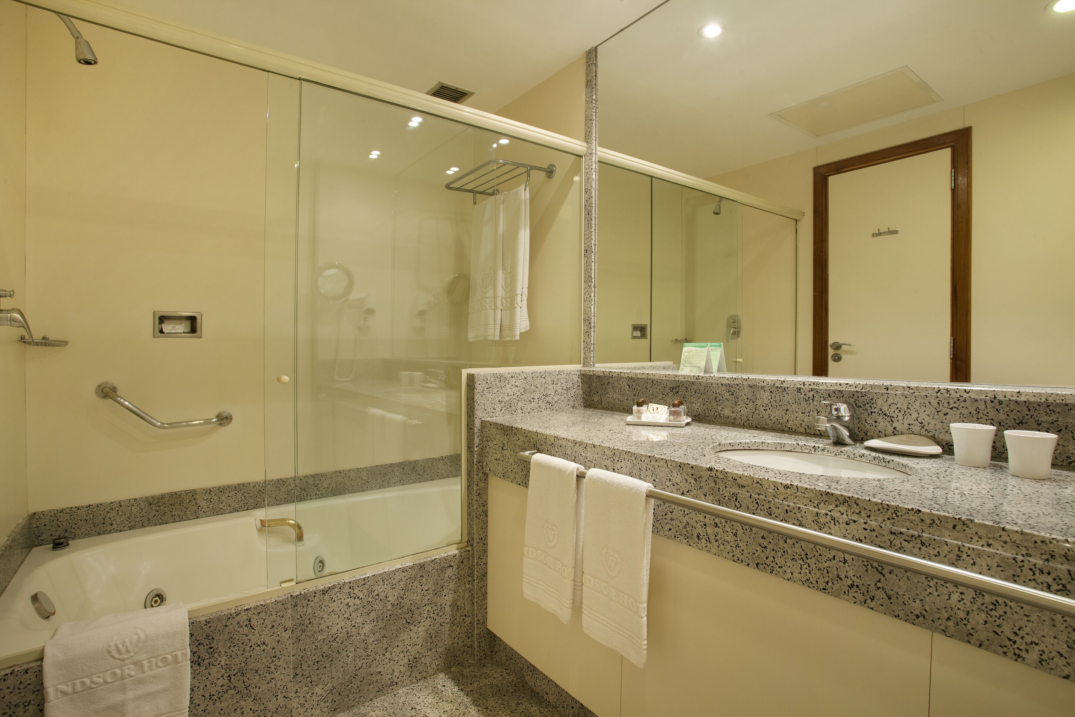 superior executivo com cama casal | bathroom | free toiletries, hair dryer, towels, soap