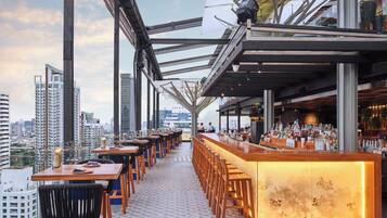 بار على السطح