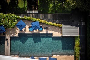 Outdoor pool, pool umbrellas - Fraser Suites Sukhumvit, Bangkok (Bangkok)