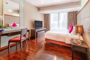 Executive Suite | Minibar, in-room safe, desk, laptop workspace - FuramaXclusive Sathorn, Bangkok (Bangkok)