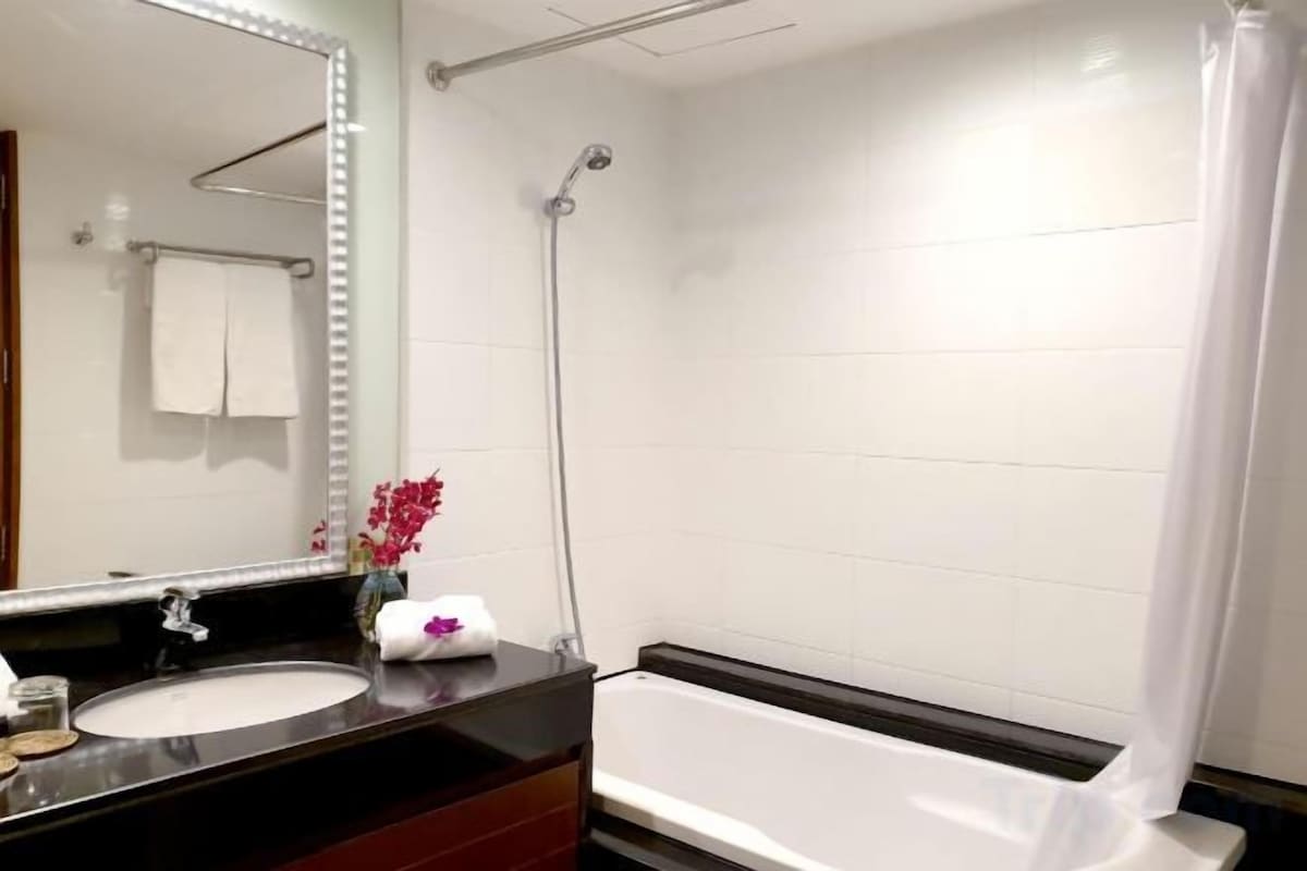 Combined shower/tub, free toiletries, hair dryer, bathrobes