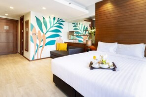 Een minibar, een kluis op de kamer, een bureau, een laptopwerkplek