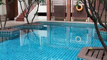 Kolam renang outdoor, dengan kursi berjemur