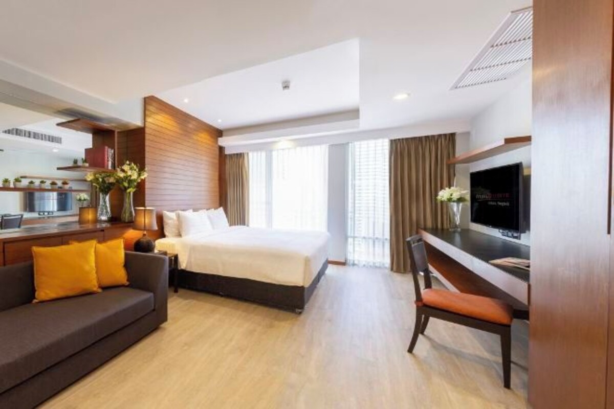 Living area | 29-inch LCD TV with cable channels, TV