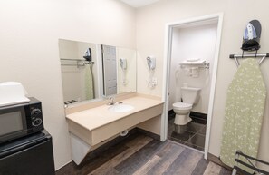Combined shower/bathtub, hair dryer, towels - Crown Motel (El Centro)