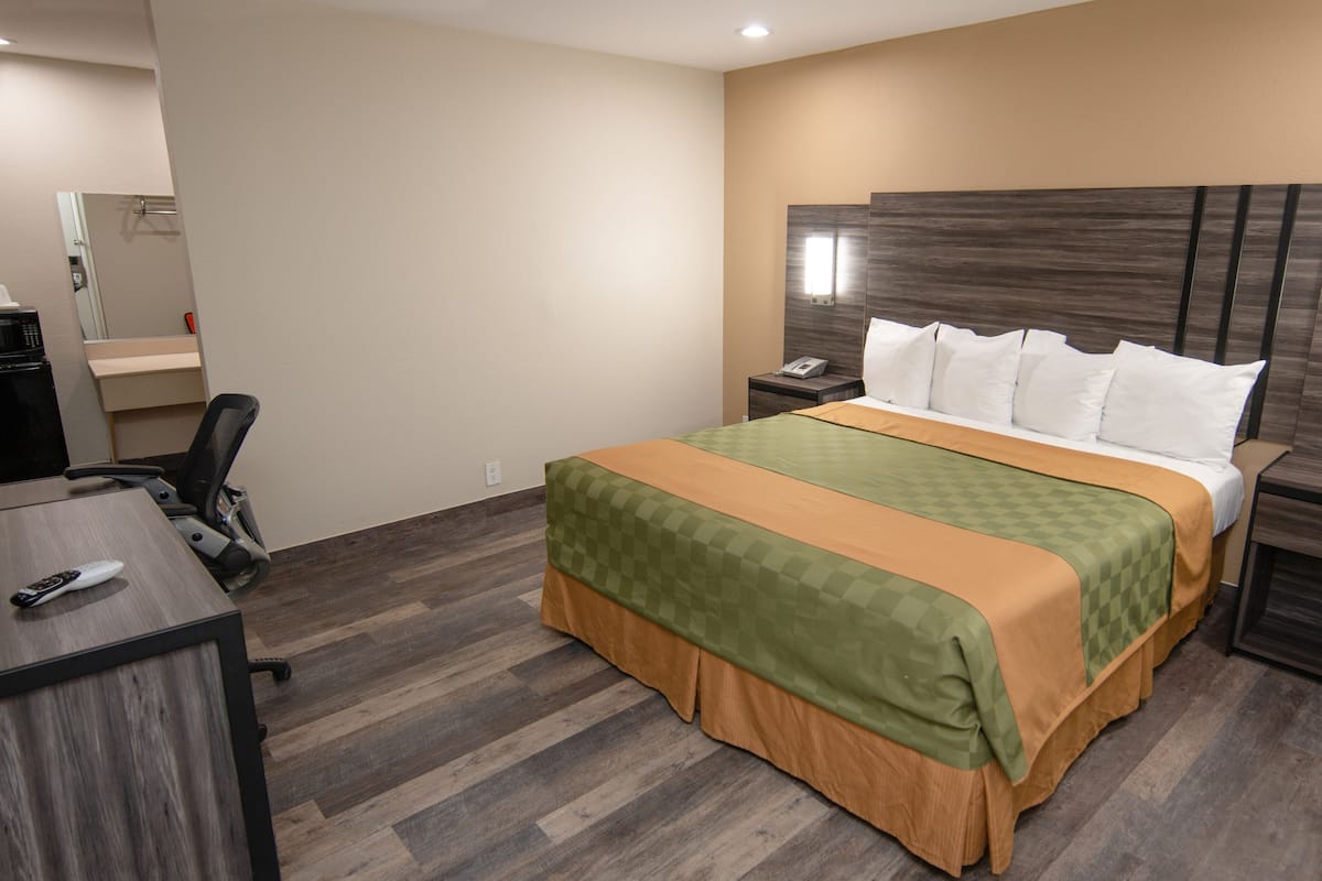 Desk, soundproofing, free WiFi, bed sheets