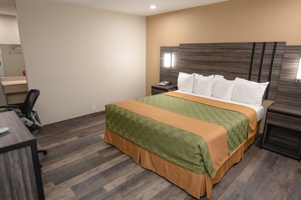 Desk, soundproofing, free WiFi, bed sheets