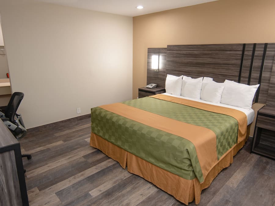 Desk, soundproofing, free WiFi, bed sheets