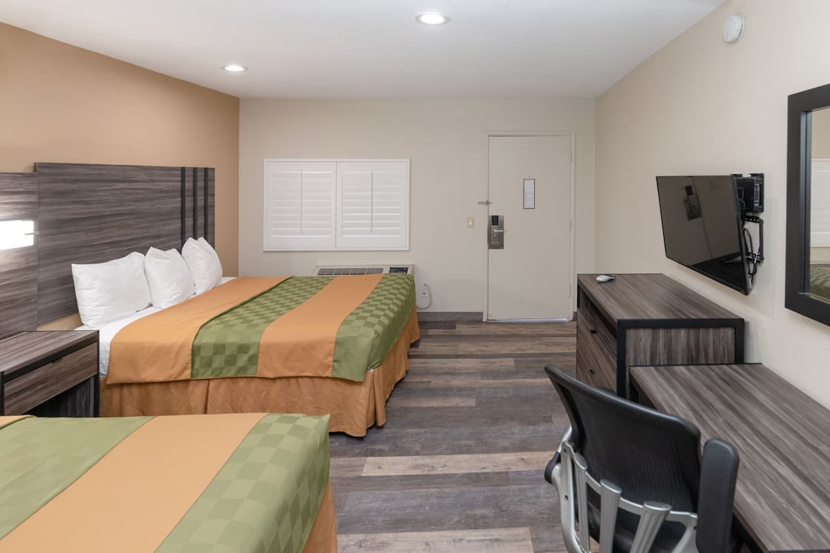 Desk, soundproofing, free WiFi, bed sheets