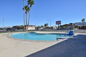Seasonal outdoor pool - Crown Motel (El Centro)