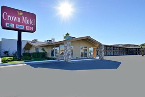 Exterior - Crown Motel (El Centro)