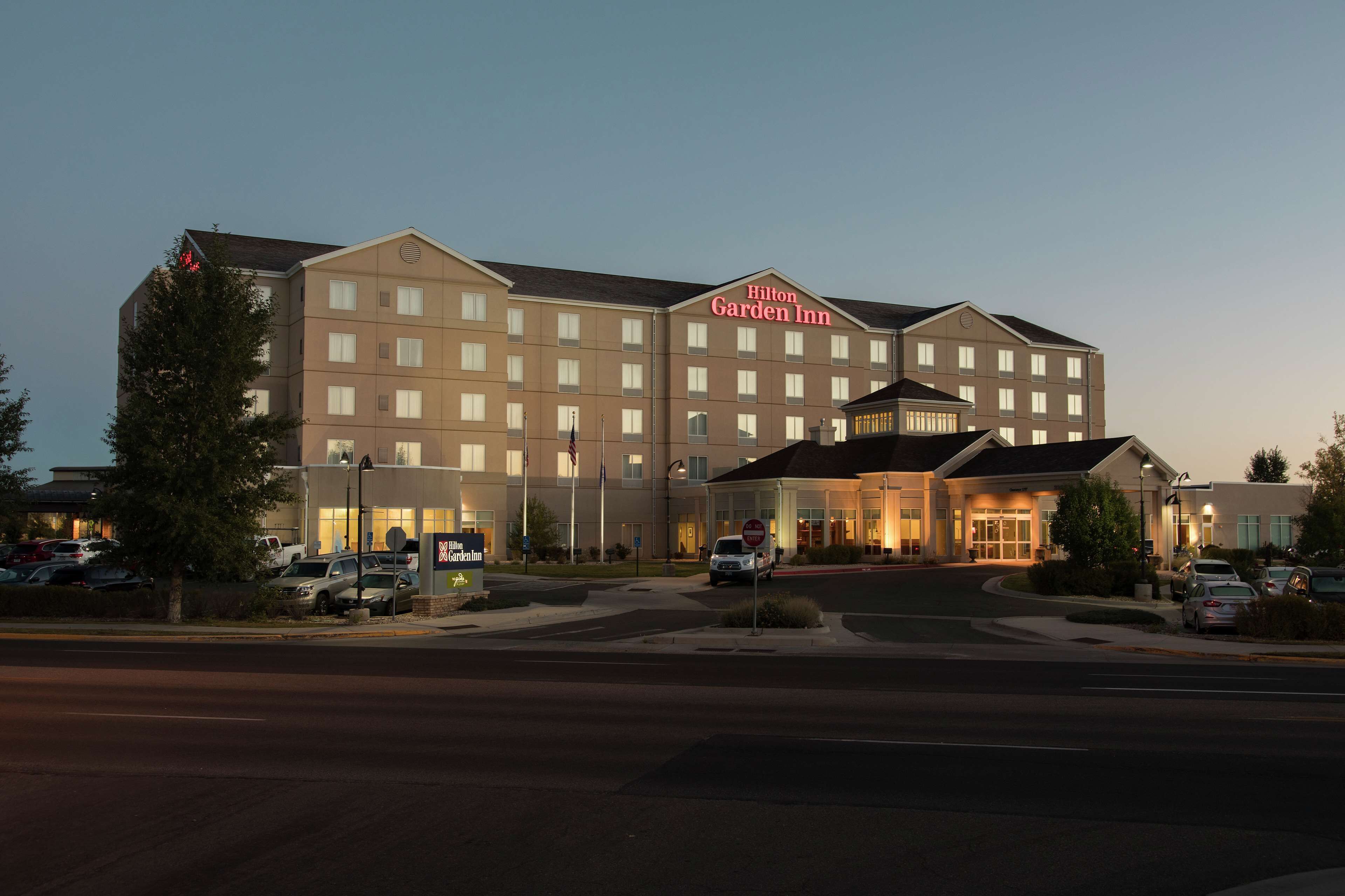 Ein mehrstöckiges Hotel mit einem gut sichtbaren Schild für Hilton Garden Inn.