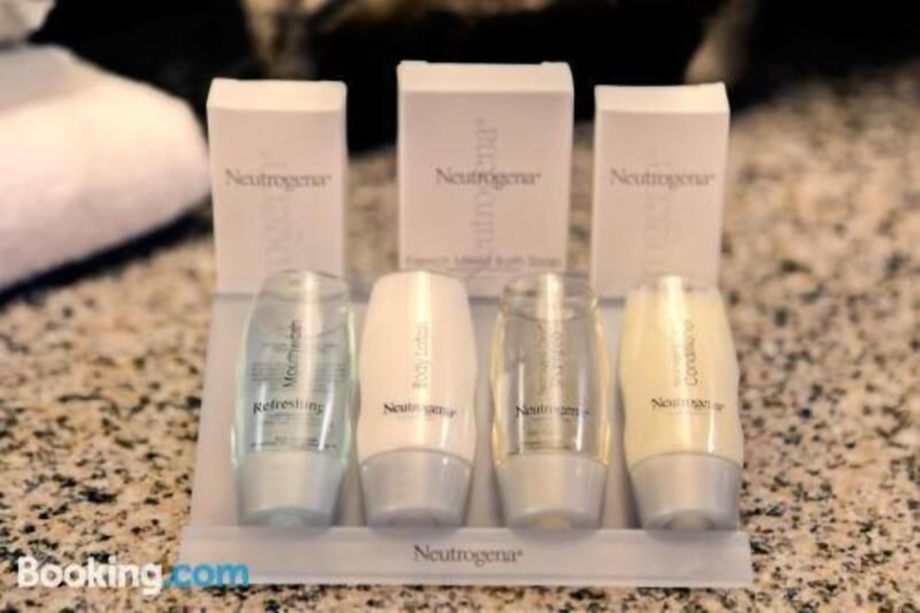 Amenidades de baño | Tina con regadera, amenidades de baño de diseñador, secadora de cabello 