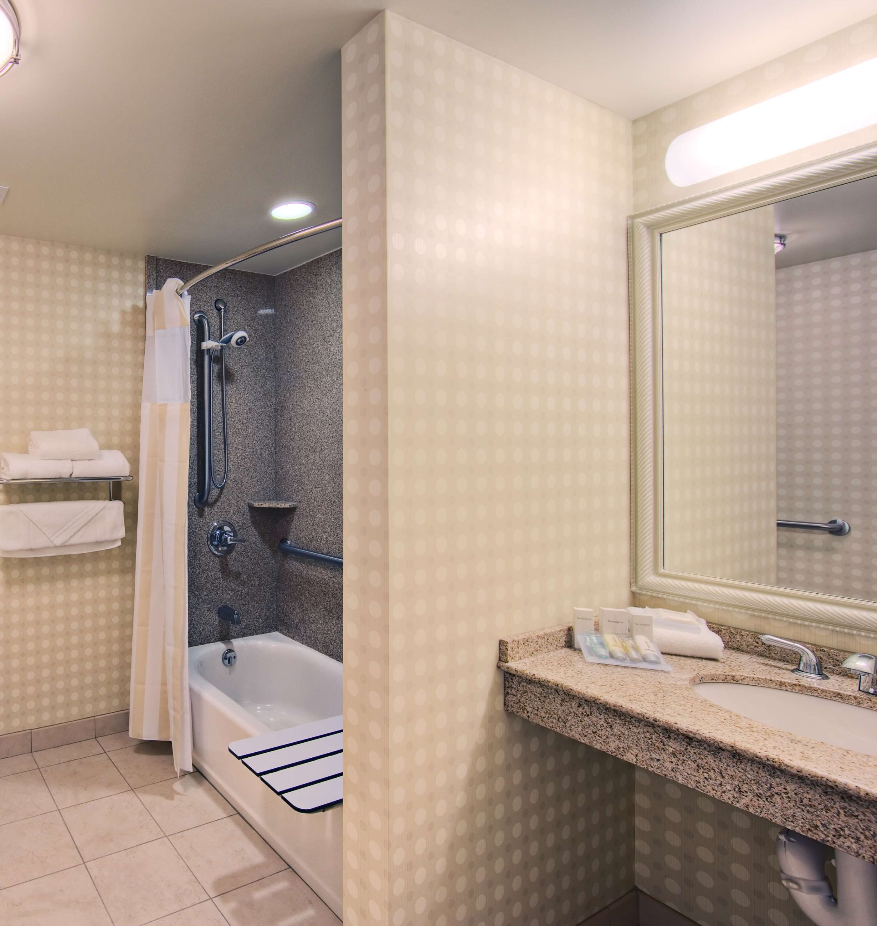 standard room | bathroom | combined shower/bathtub, designer toiletries, hair dryer, towels