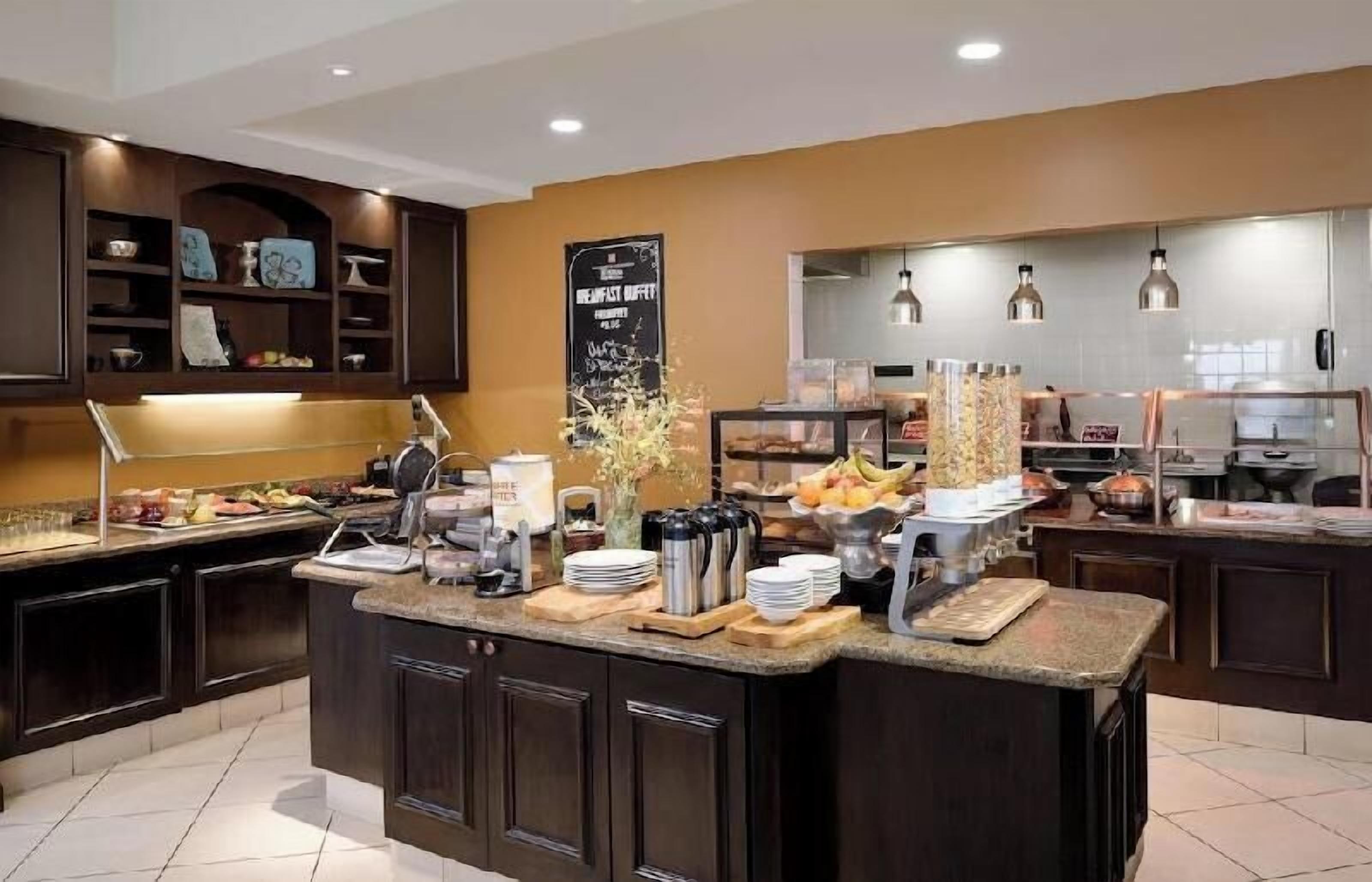 Dining | Breakfast, lunch and dinner served