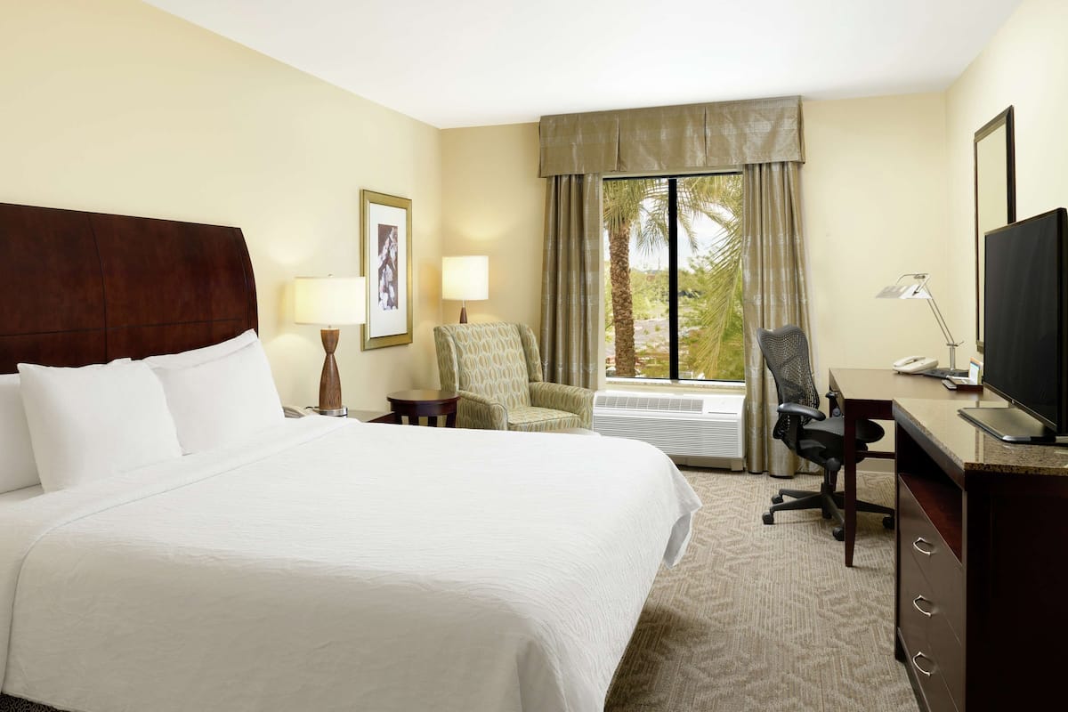 Premium bedding, in-room safe, desk, laptop workspace