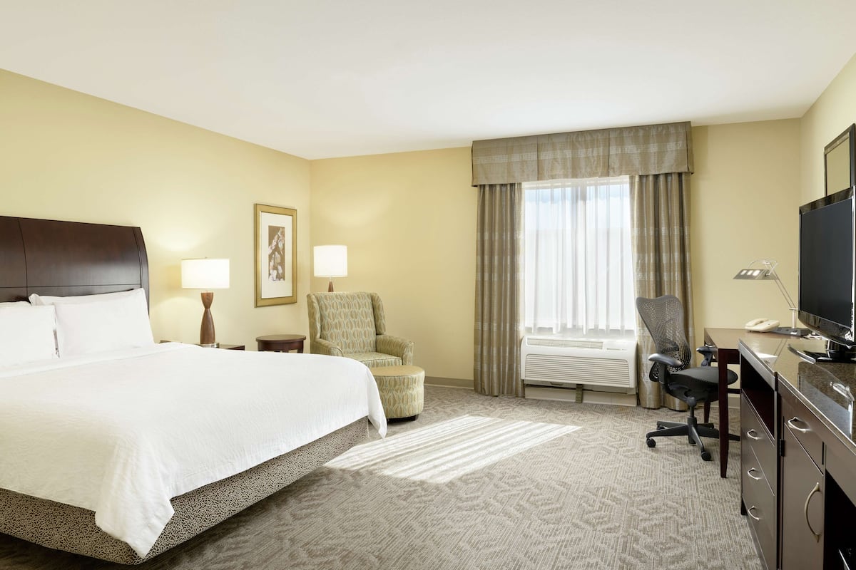 Premium bedding, in-room safe, desk, laptop workspace