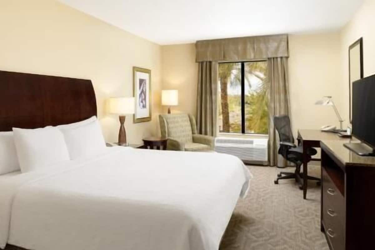 Premium bedding, in-room safe, desk, laptop workspace