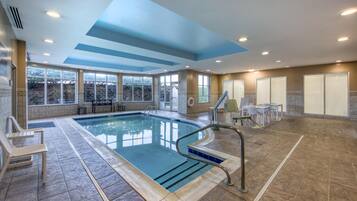 Una piscina cubierta