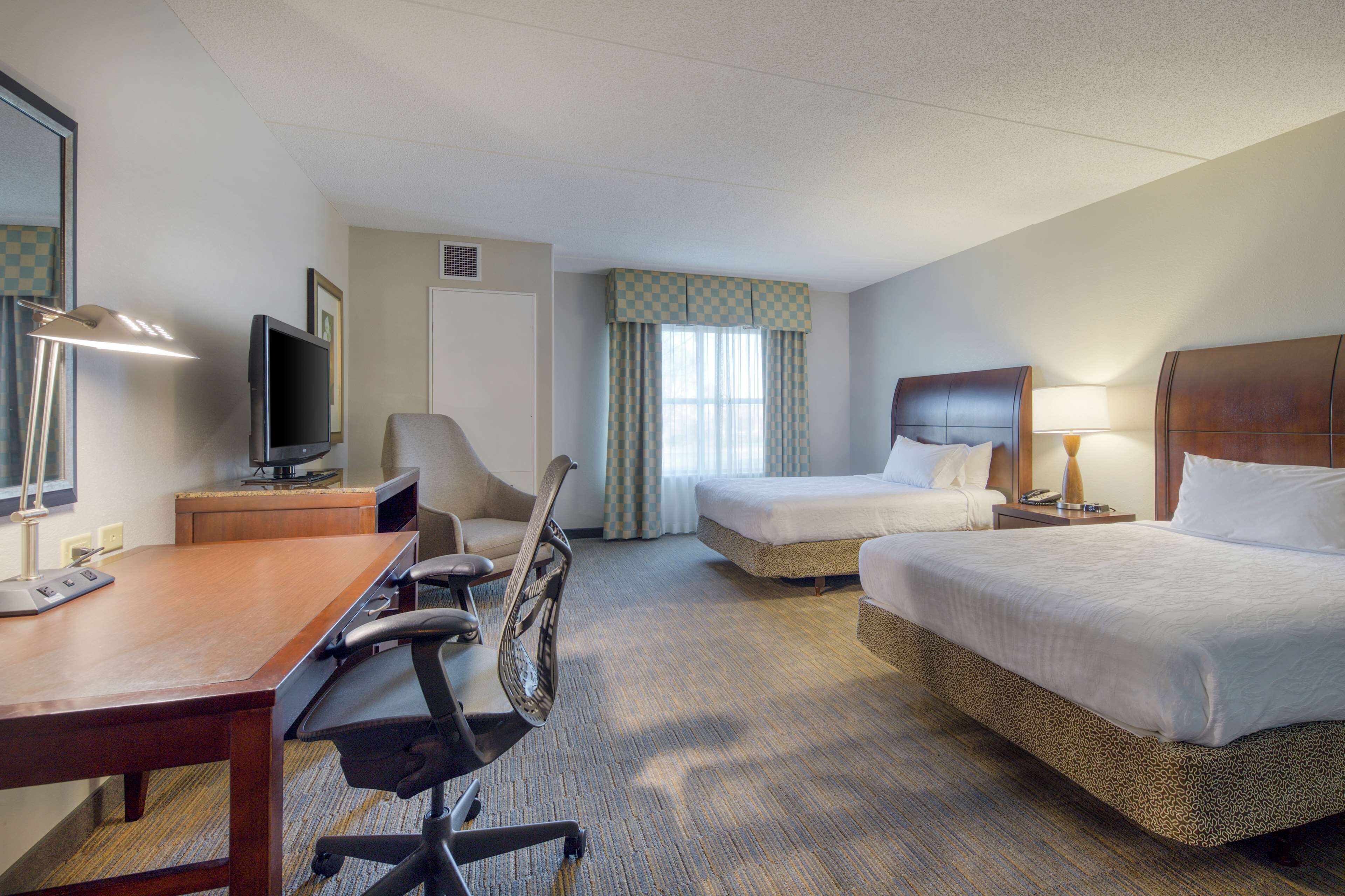 Suite, 2 Queen Beds, Accessible