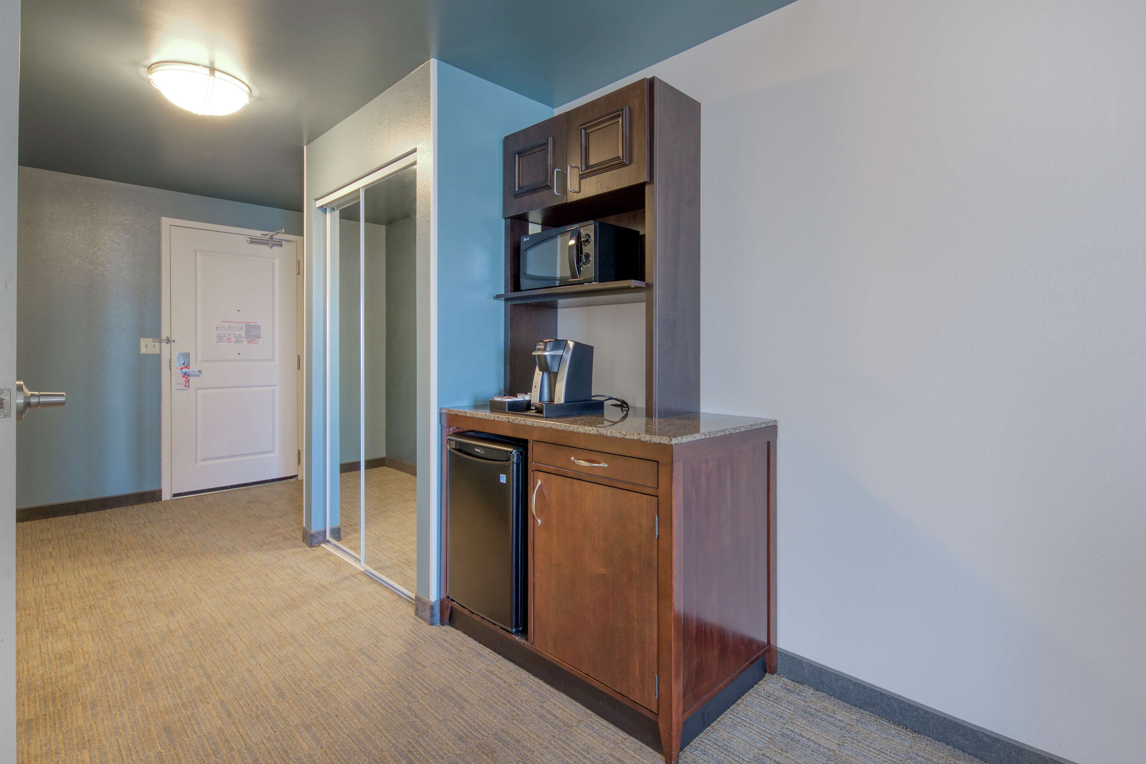 hypo-allergenic bedding, in-room safe, desk, blackout curtains