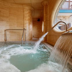 Un sauna, una bañera de hidromasaje, tratamientos corporales
