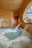 Un sauna, una bañera de hidromasaje, tratamientos corporales