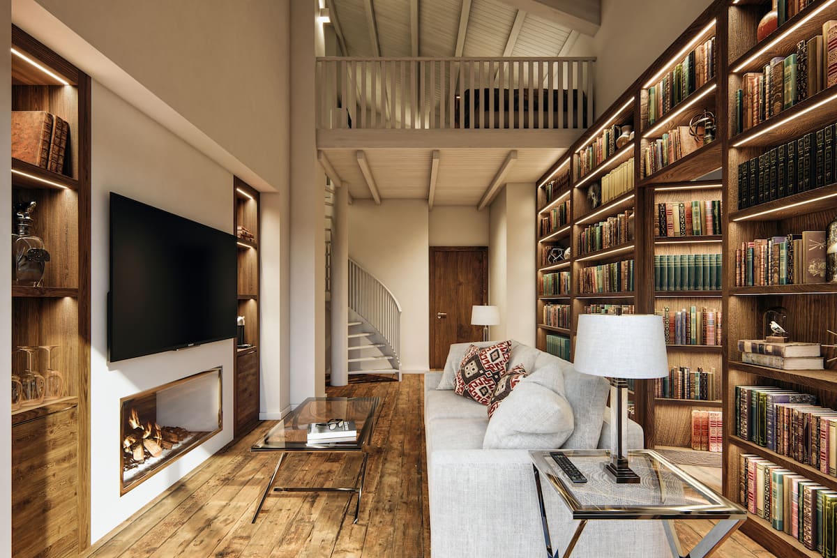 Amplia sala de estar con una televisión de pantalla plana grande, una chimenea, una escalera que conduce a un nivel superior y amplias estanterías de madera llenas de libros.