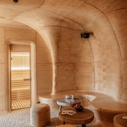 Un sauna, una bañera de hidromasaje, tratamientos corporales
