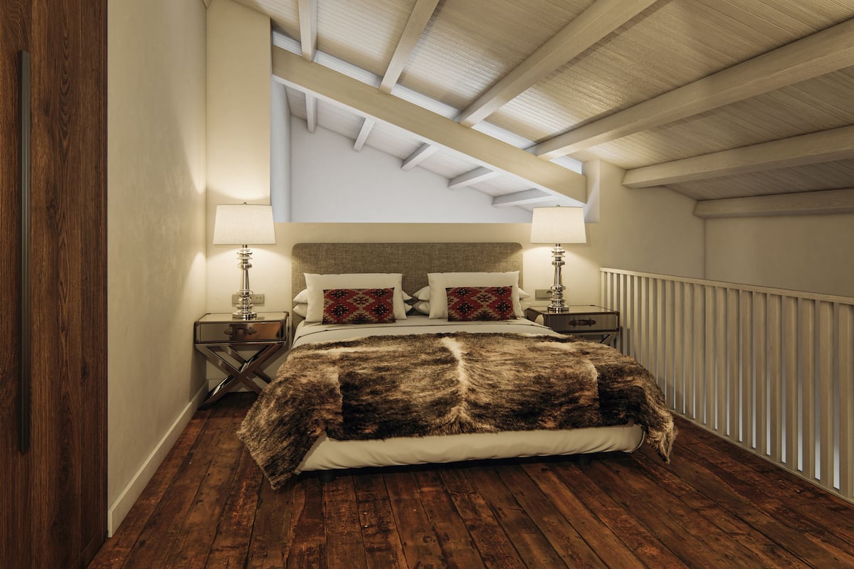 Un dormitorio con suelo de madera, una cama con una manta de piel sintética, un tragaluz y una mesita de noche con lámpara.