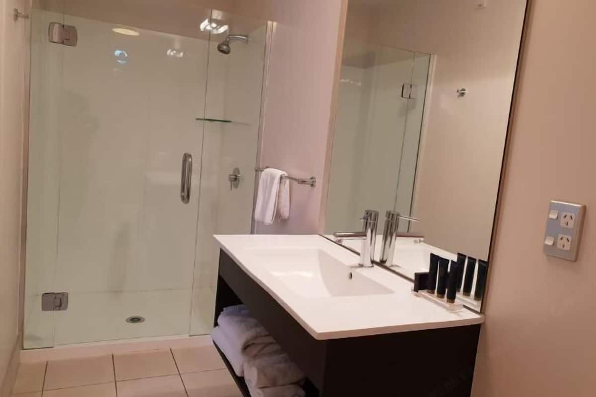Baño | Regadera, amenidades de baño gratuitas, secadora de cabello, toallas