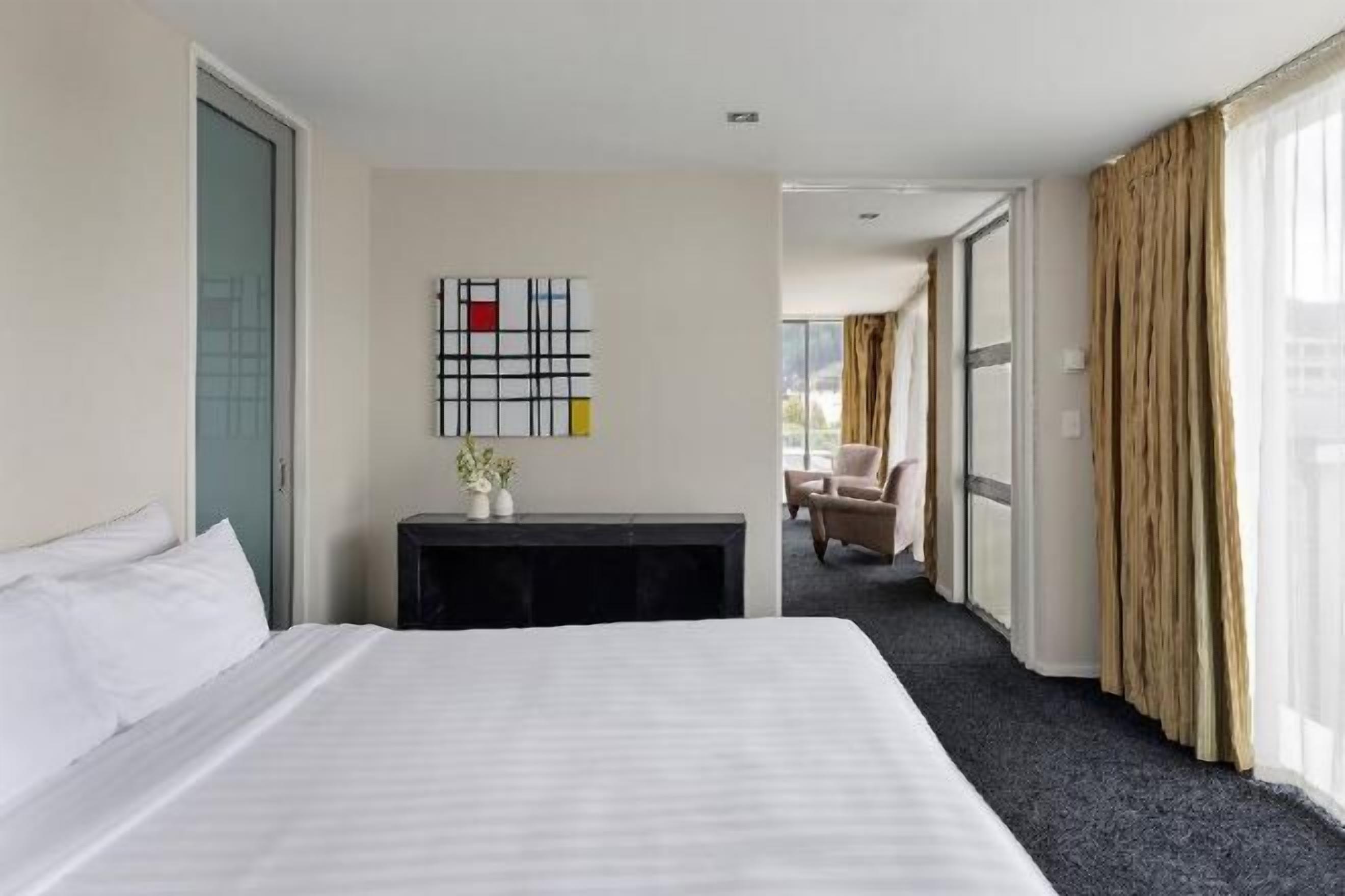 고급 침구, 객실 내 금고, 책상, 방음 설비