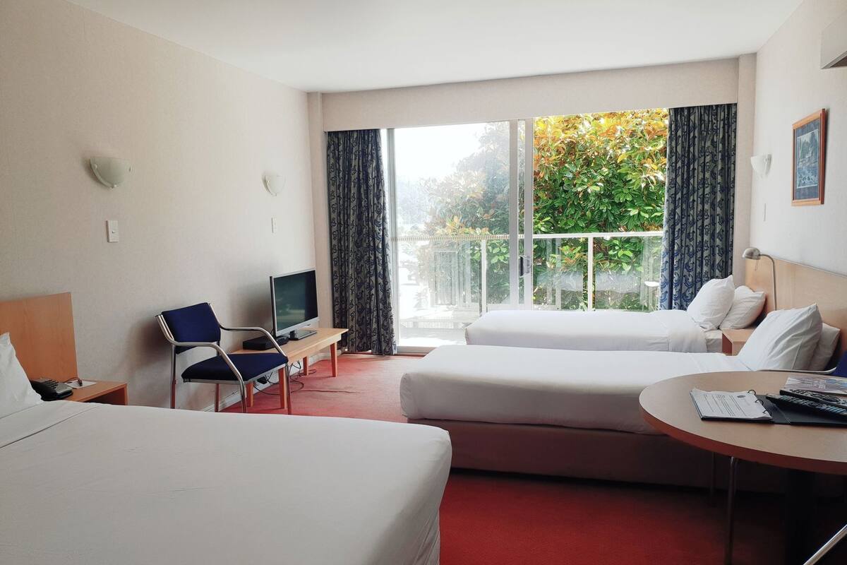 أغطية فراش متميزة وخزنة داخل الغرفة ومكتب وتجهيزات عازلة للصوت