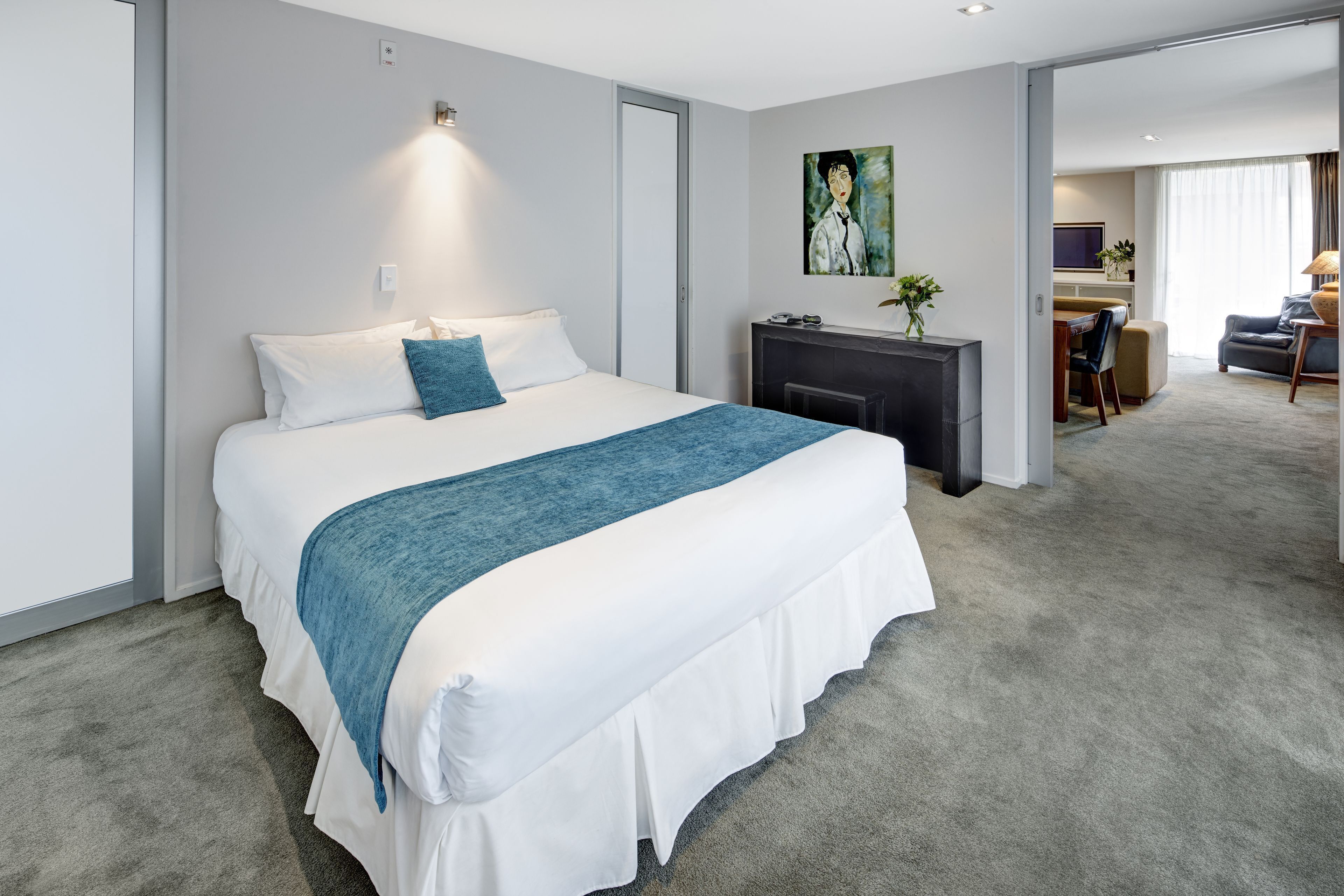 أغطية فراش متميزة وخزنة داخل الغرفة ومكتب وتجهيزات عازلة للصوت