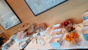 Daily continental breakfast (NZD 18 per person)