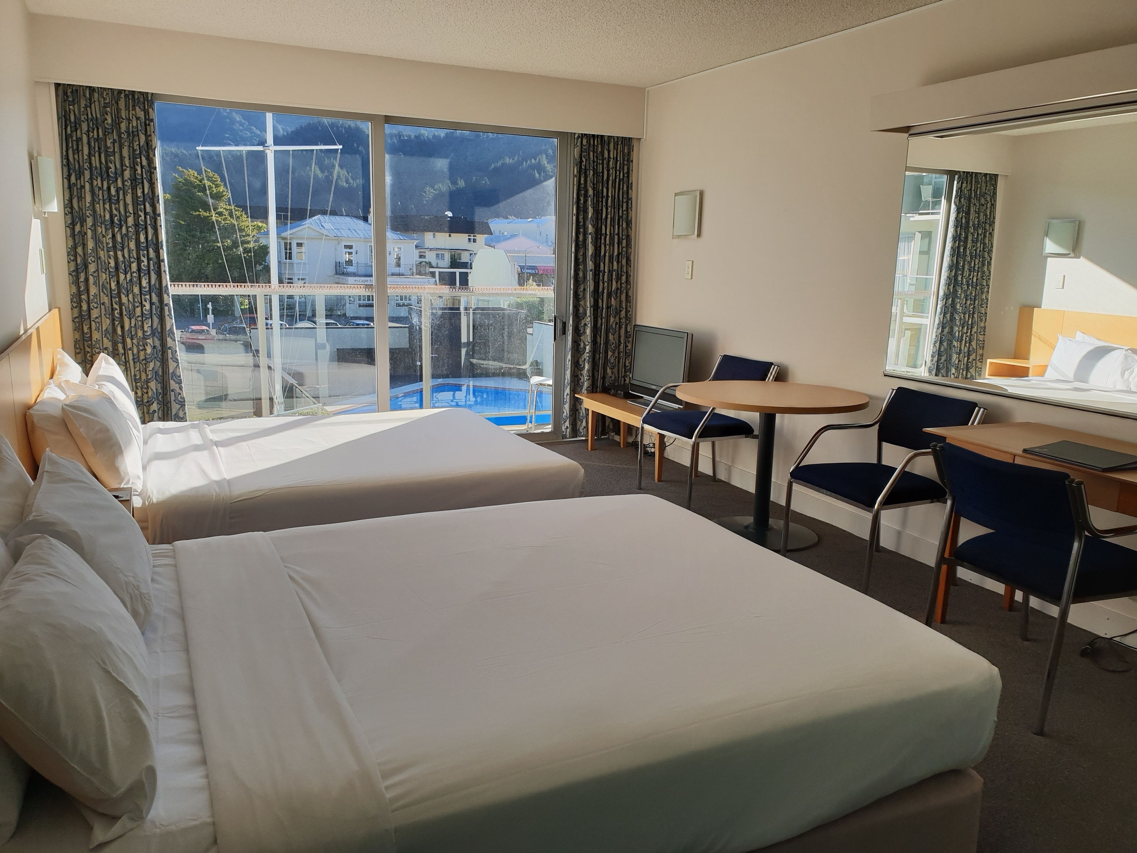 أغطية فراش متميزة وخزنة داخل الغرفة ومكتب وتجهيزات عازلة للصوت