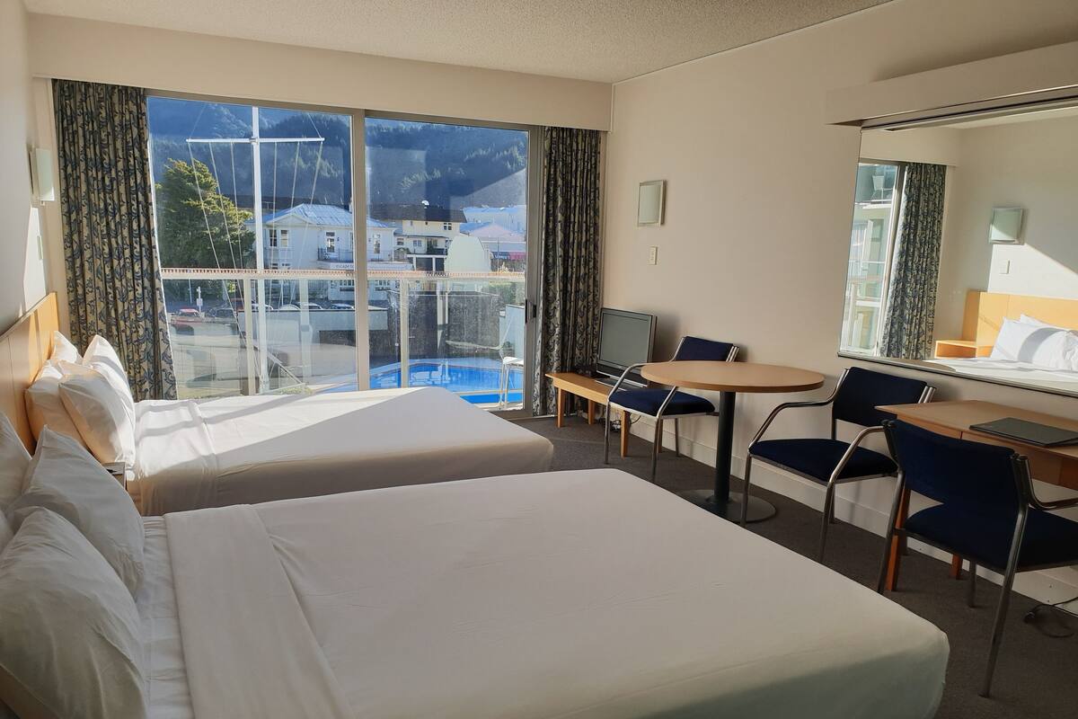 أغطية فراش متميزة وخزنة داخل الغرفة ومكتب وتجهيزات عازلة للصوت