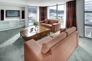 Apartment, 2 Schlafzimmer, Meerblick | Wohnbereich | Fernseher