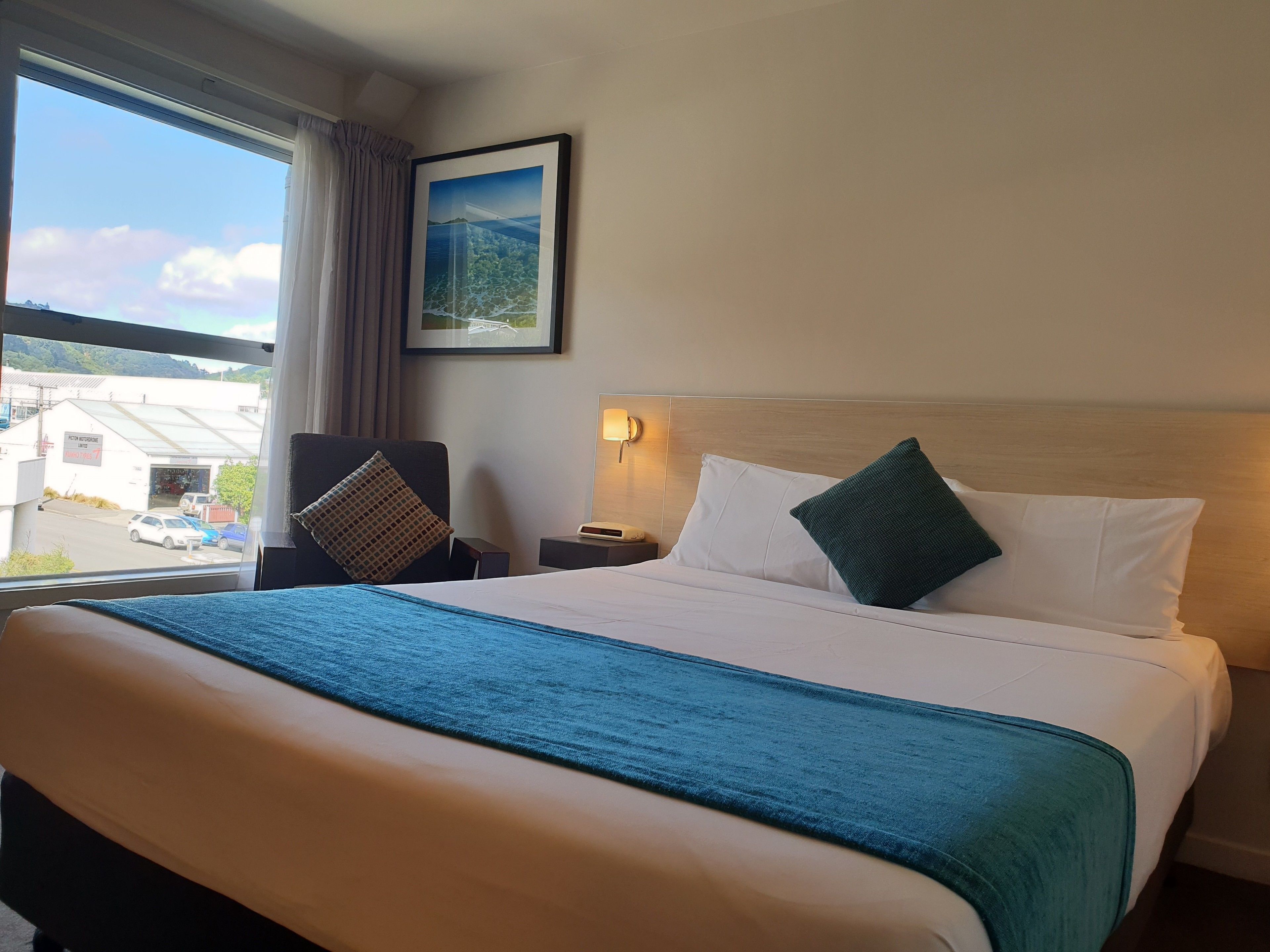 أغطية فراش متميزة وخزنة داخل الغرفة ومكتب وتجهيزات عازلة للصوت