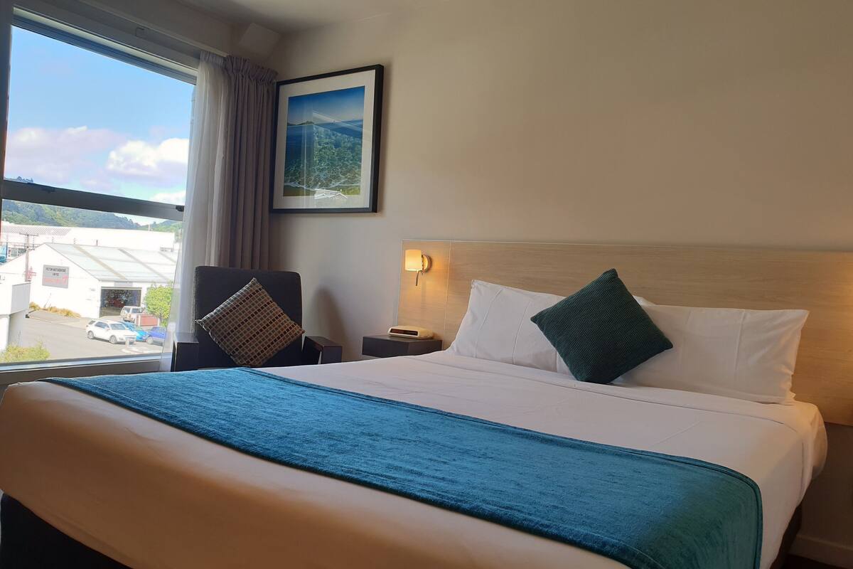 أغطية فراش متميزة وخزنة داخل الغرفة ومكتب وتجهيزات عازلة للصوت