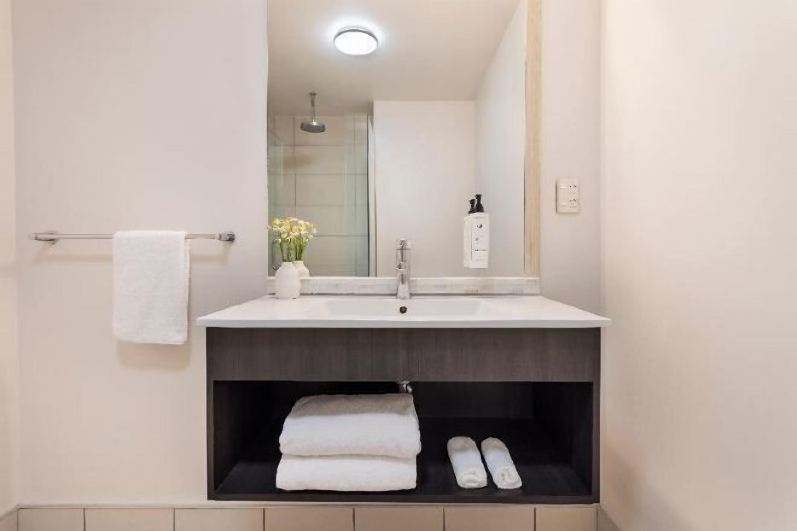 Dusj, toalettartikler (inkludert), hårføner og håndklær