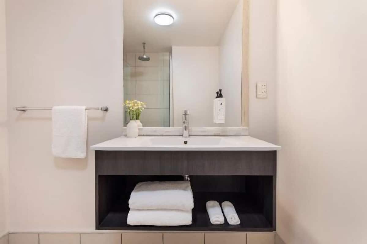 Dusj, toalettartikler (inkludert), hårføner og håndklær