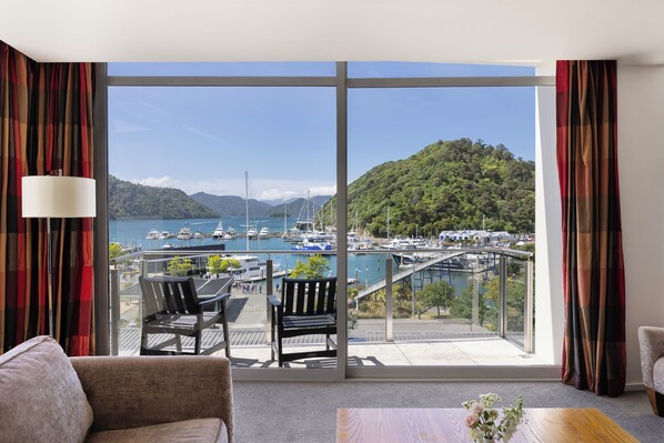 Appartement, 2 slaapkamers, uitzicht op zee | Woonruimte | Televisie