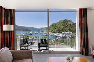 Apartamento, 2 habitaciones, vistas al mar | Zona de estar | Una televisión