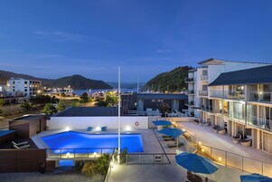 Una piscina al aire libre de temporada (de 08:00 a 21:00), sombrillas