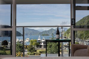 Superior appartement, 1 kingsize bed, uitzicht op haven | Luxe beddengoed, een kluis op de kamer, een bureau, geluiddichte muren