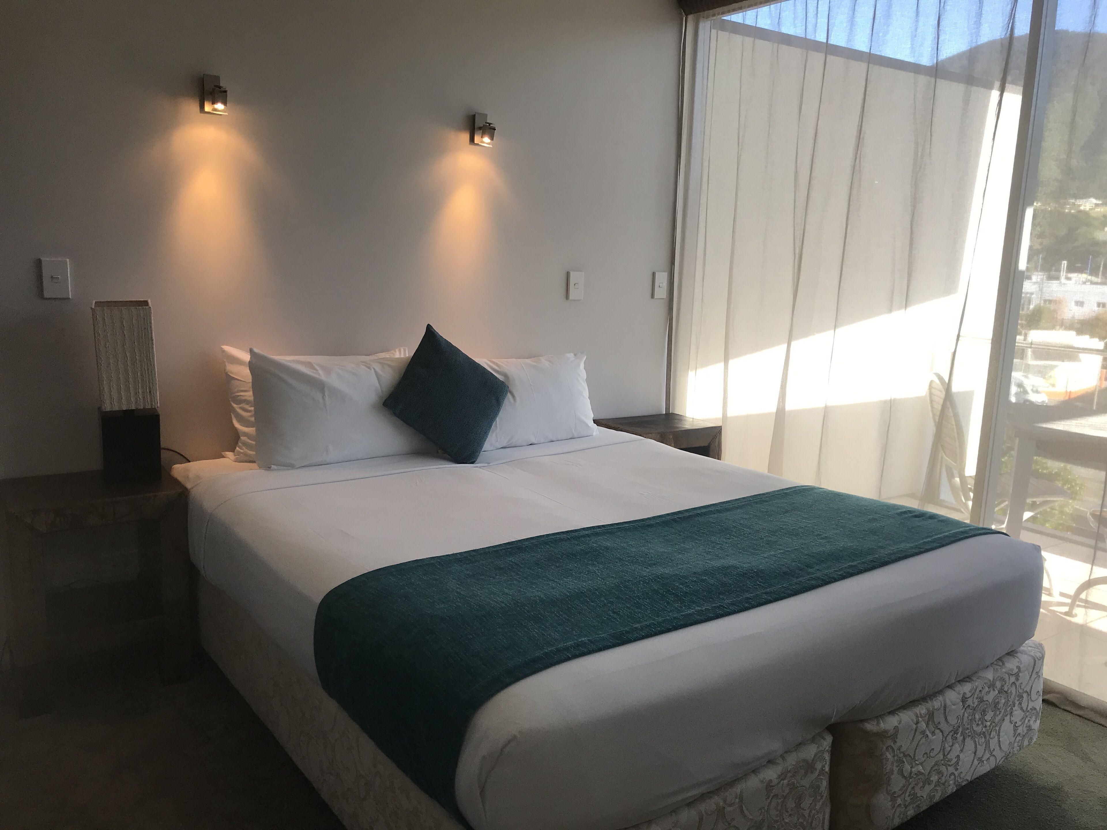 أغطية فراش متميزة وخزنة داخل الغرفة ومكتب وتجهيزات عازلة للصوت